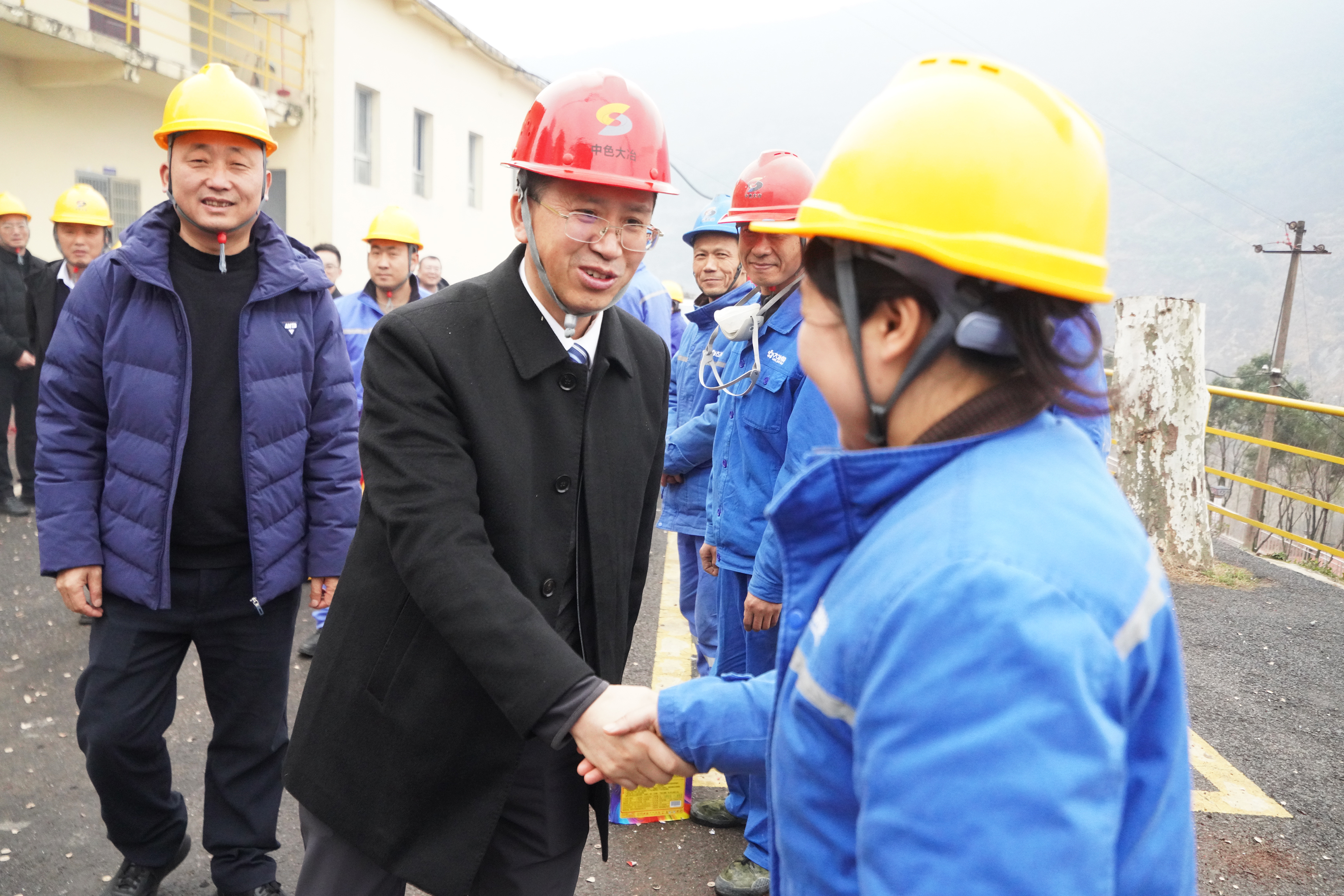 公司辅导大岁首一分赴基层慰问一线职工